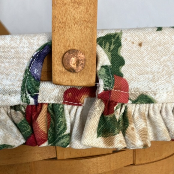 Longaberger Picnic Basket w/ Fabric & Plastic Liner and Wooden Riser - Med size - Picture 7 of 12